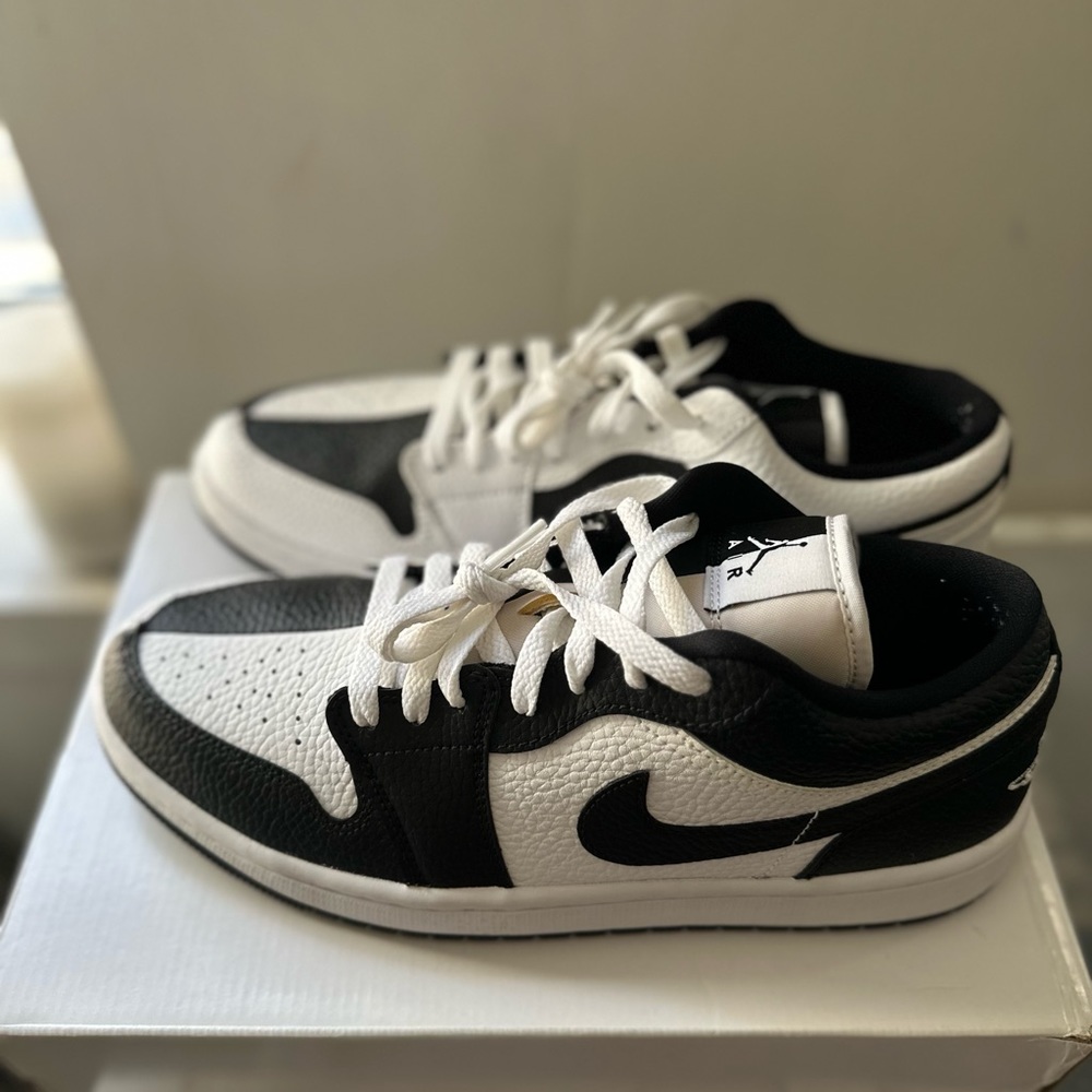 Nike Men’s Black and White Low-Top Sneakers